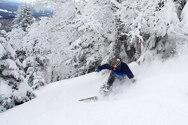 Snowboarder carving through the new powder snow. Photo: John Atkinson/Sugarbush