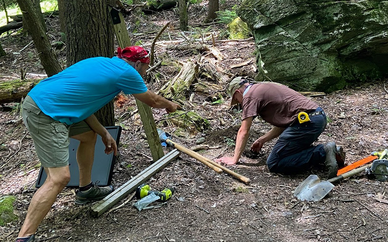 Ross Saxton and Doug Bergstein install StoryWalk® display signs. Photo courtesy of Ellen Kucera. 