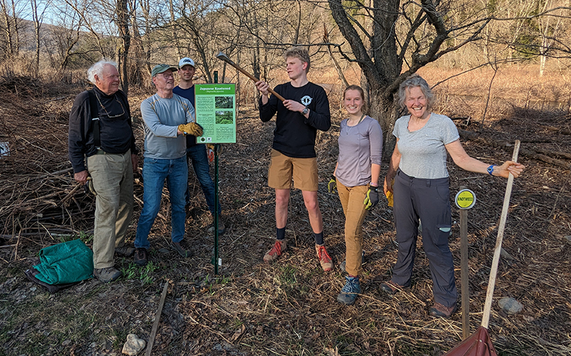 The Waitsfi eld Conservation Commission held its fi rst Knot Thursday of the year on April 13. Pictured are UVM interns Ashley Cray and Rex Jacobsen, Bob Cook, Gail O’Keefe, Andrew Murdock and Curt Lindberg. Other folks who volunteered on April 13 were Dylan Frazer (who took the photo), Tamme Haskell, and Joel Rhodes.