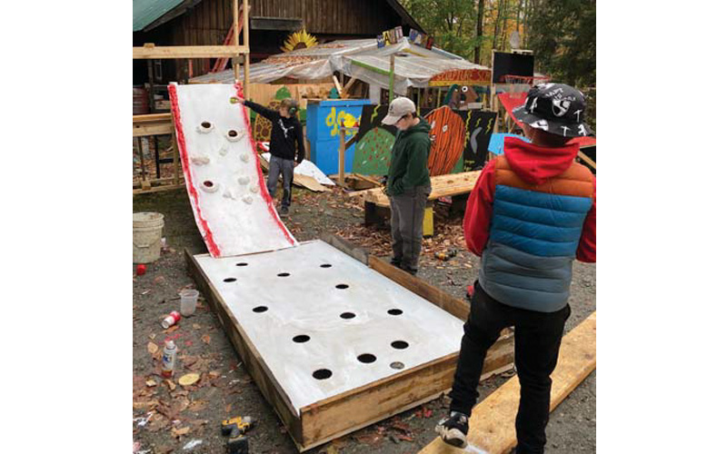 Students at Sculpture School in Waitsﬁeld build games for their Hal-loween Game Carnival on October 31. Photo: Eddie Merma.